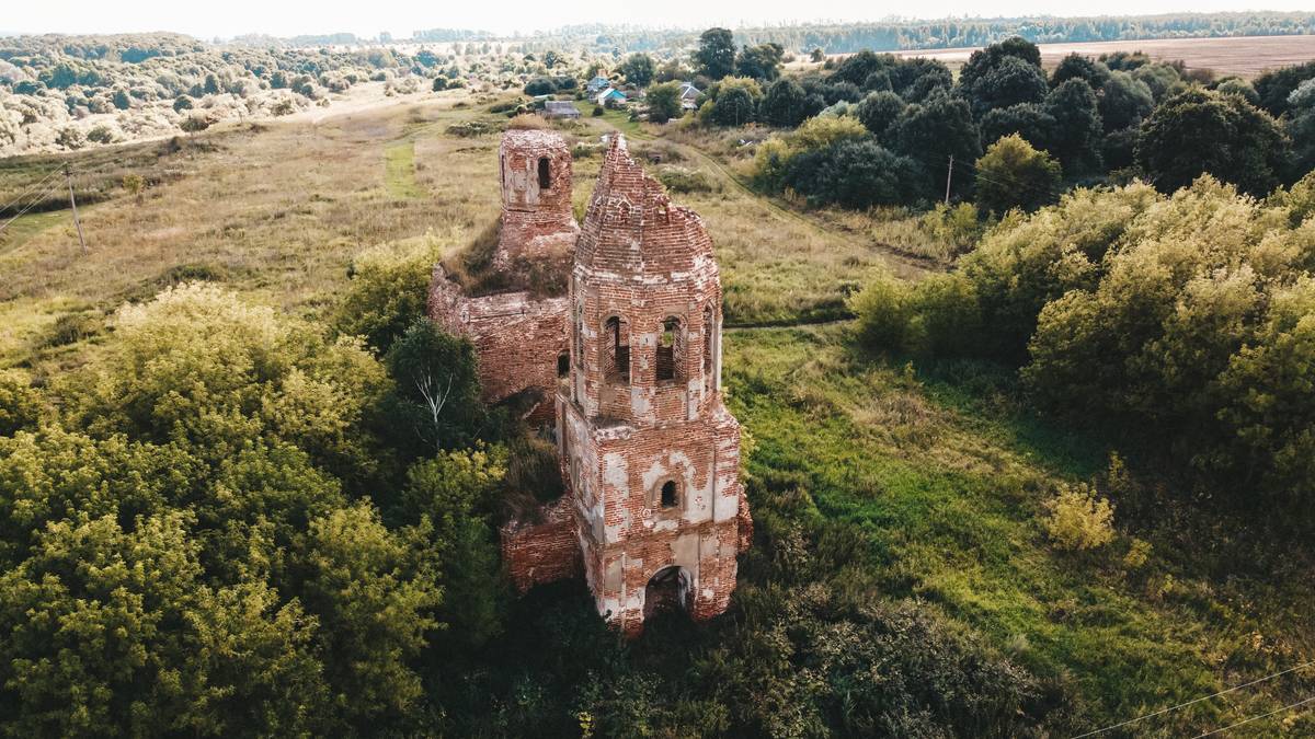 общий вид в ландшафте. Церковь Тихвинской иконы Божией Матери, Воскресенское (Чернский район, Тульская область)
