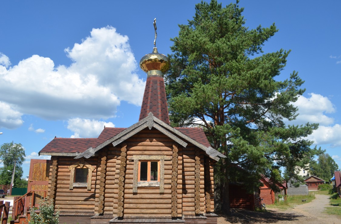 Часовня Иоанна Воина, Свирьстрой (Лодейнопольский район, Ленинградская область). общий вид в ландшафте, Вид от пересечения улиц Центральной и Кирова