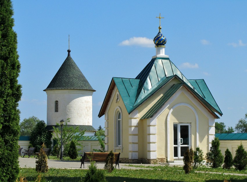 Иоанно-Богословский Макаровский мужской монастырь. Неизвестная надкладезная часовня, Макаровка (Саранск, город, Республика Мордовия). фасады, вид с северо-запада, за ней южная угловая башня монастырской ограды