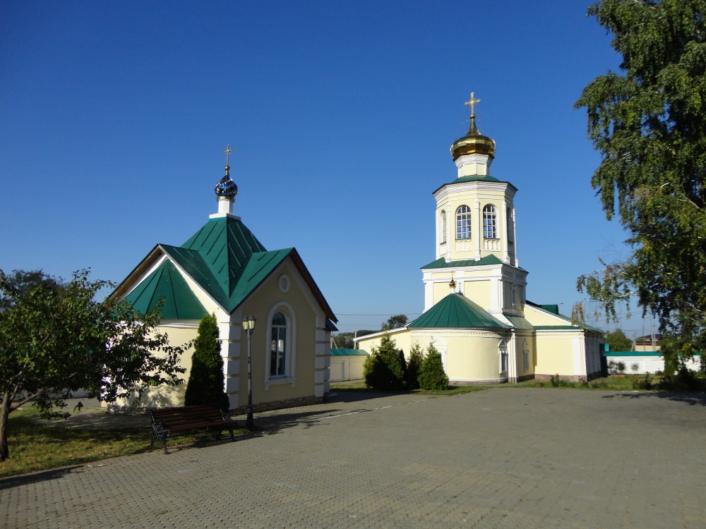 Макаровка. Иоанно-Богословский Макаровский мужской монастырь. Неизвестная надкладезная часовня. фасады