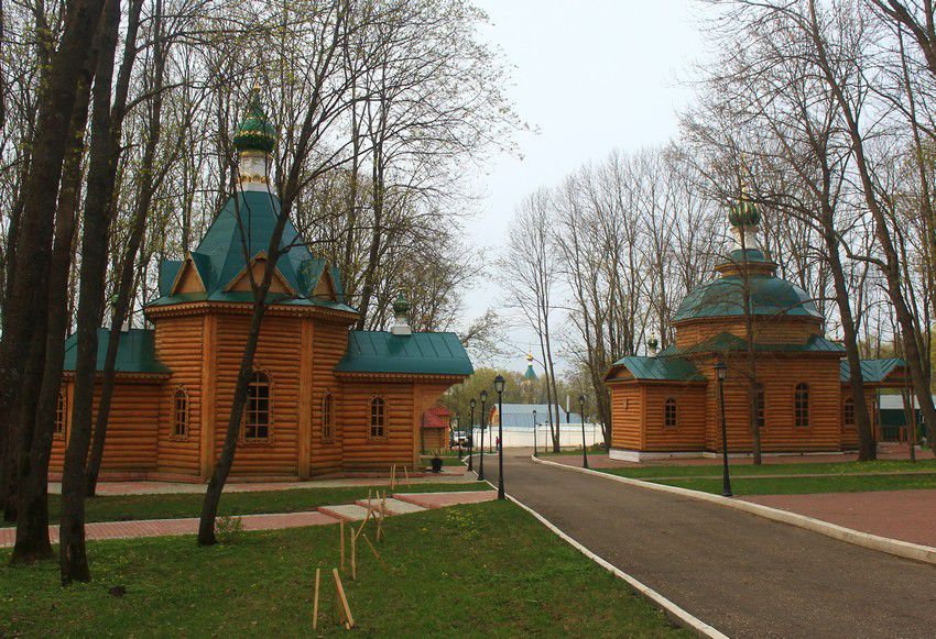 Макаровка. Иоанно-Богословский Макаровский мужской монастырь. Ближний скит. общий вид в ландшафте