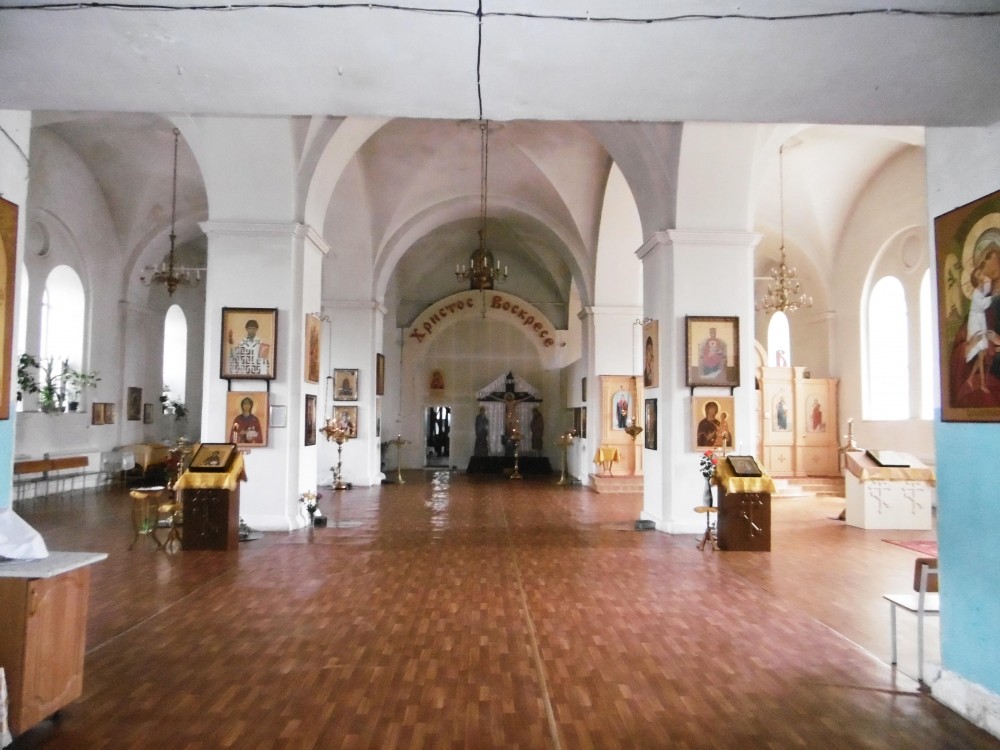 Церковь Тихвинской иконы Божией Матери, Кирсанов (Кирсановский район и г. Кирсанов, Тамбовская область). интерьер и убранство, Убранство и интерьер трапезной церкви.Основной объем храма на реставрации.
