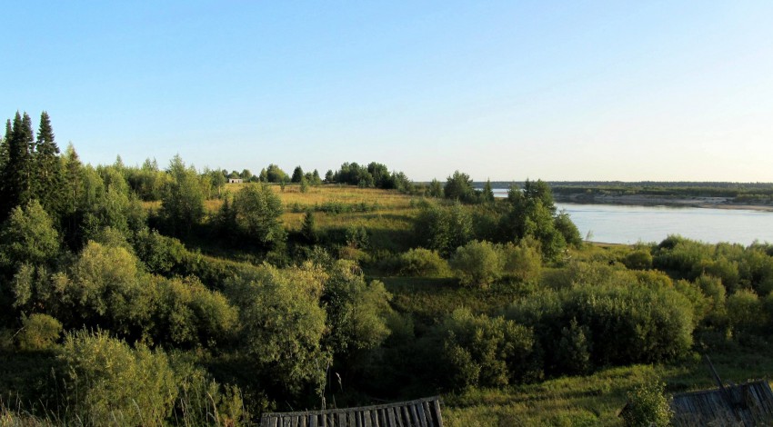 Часовня Успения Пресвятой Богородицы, Шоромская (Верхнетоемский район, Архангельская область). общий вид в ландшафте, Панорама устья Шоромки. вид с правого берега. Успенская часовня находилась в левой части снимка, на открытом пригорке.  Место Успенской церкви - за правой границей панорамы.
