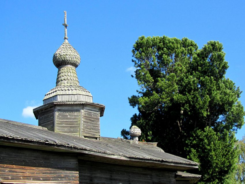 Едомский погост (Сидорова Едома), урочище. Церковь Покрова Пресвятой Богородицы. архитектурные детали, барабан, лемеховая глава с крестом и малая алтарная главка, вид с юго-запада