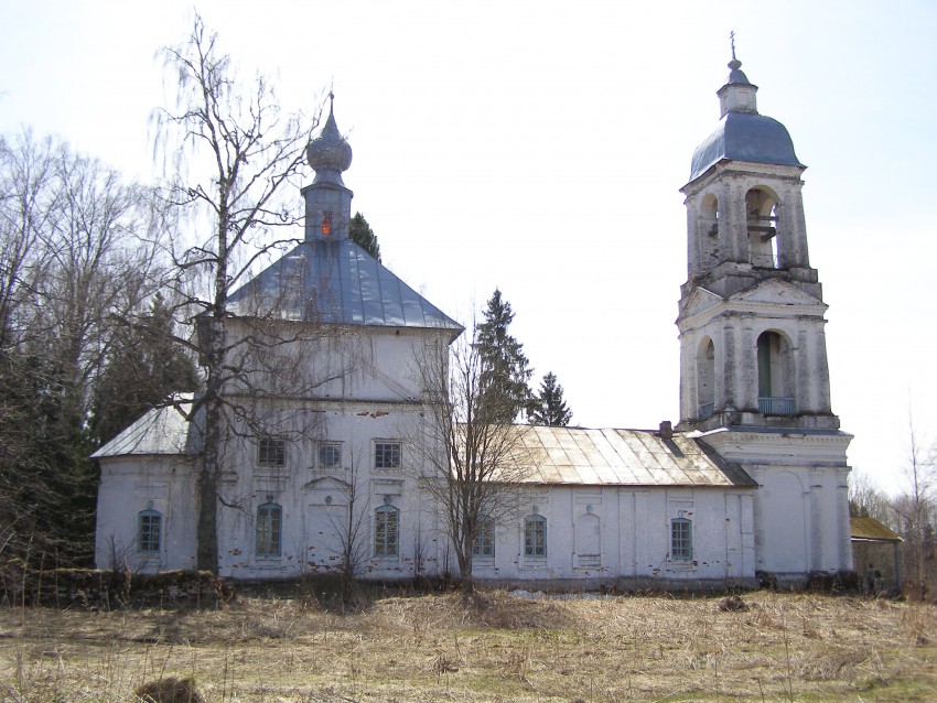 Иванковица. Церковь Иоанна Предтечи. общий вид в ландшафте