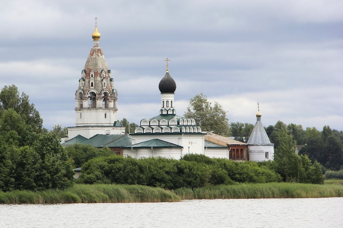 Островоезерский Троицкий монастырь. Церковь Казанской иконы Божией Матери (новая), Ворсма (Павловский район, Нижегородская область). общий вид в ландшафте