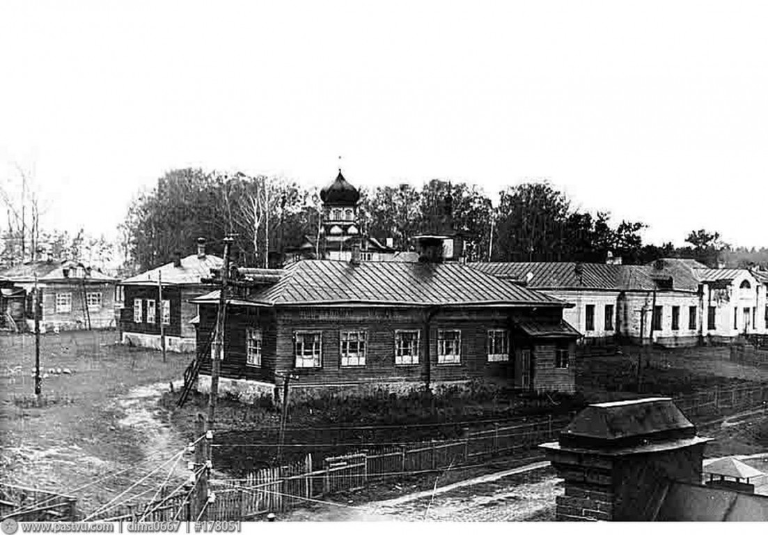 Церковь Александра Невского, Конаково (Конаковский район, Тверская область). архивная фотография, Кузнецово (Конаково). Вид на больницу и церковь Александра Невского 1940—1949, с сайта  https://pastvu.com/p/178051