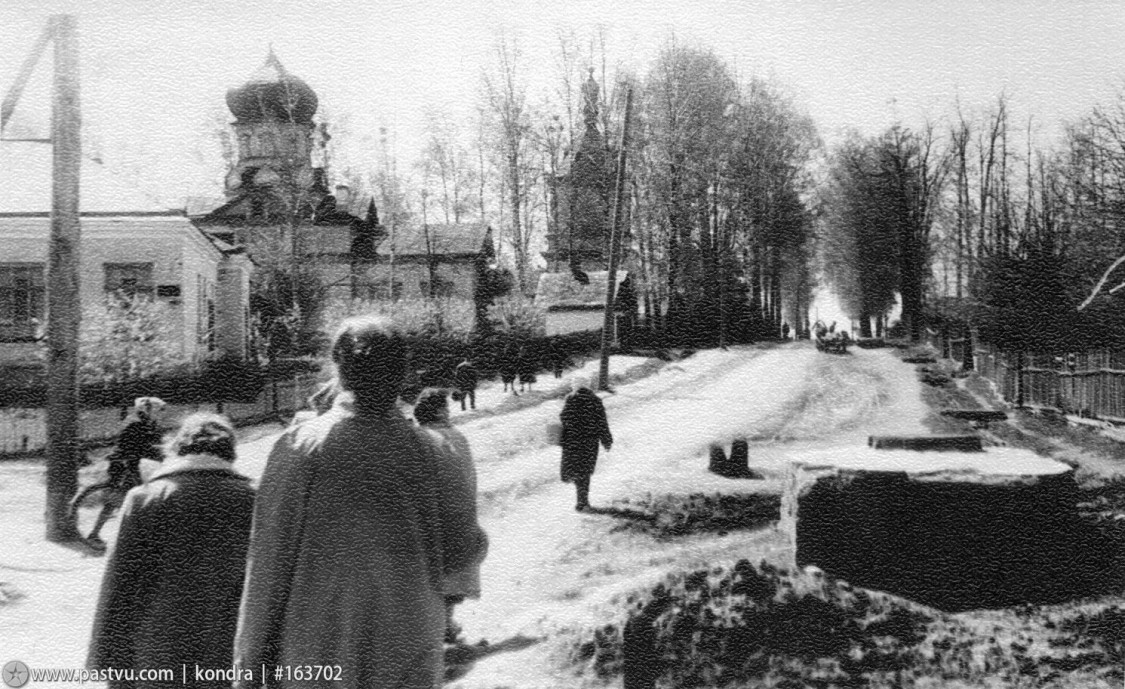 Конаково. Церковь Александра Невского. архивная фотография, 1958,Здание слева - городская больница (сейчас здесь психоневрологическое отделение).  Далее Храм Александра Невского.Автор:Симоновский Олег Глебович.Направление съемки:юг. с сайта  https://pastvu.com/p/163702 