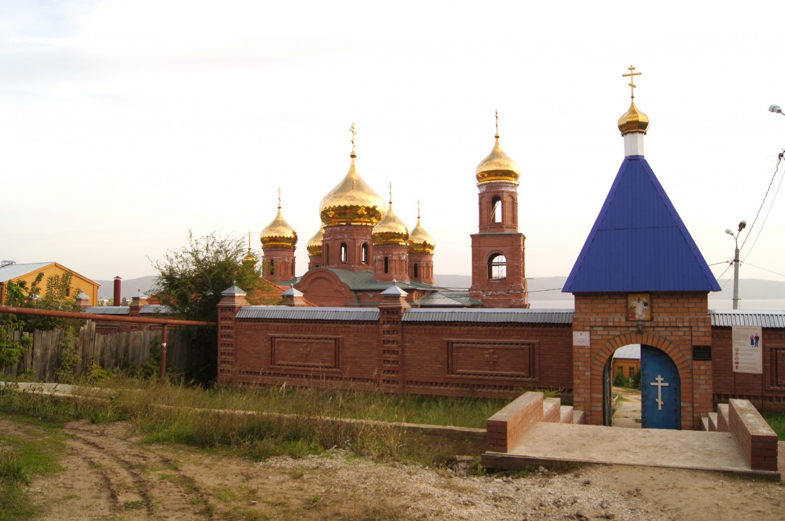 Портпосёлок. Воскресенский мужской монастырь. общий вид в ландшафте