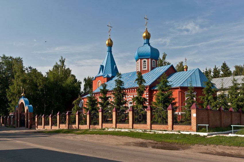 Чердаклы. Церковь Покрова Пресвятой Богородицы (новая). общий вид в ландшафте