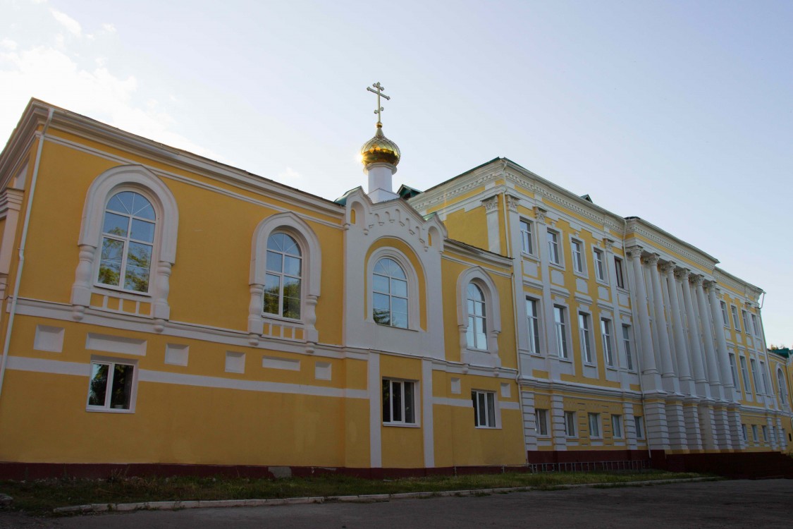 Пенза. Церковь Воскресения Христова при епархиальном управлении. фасады