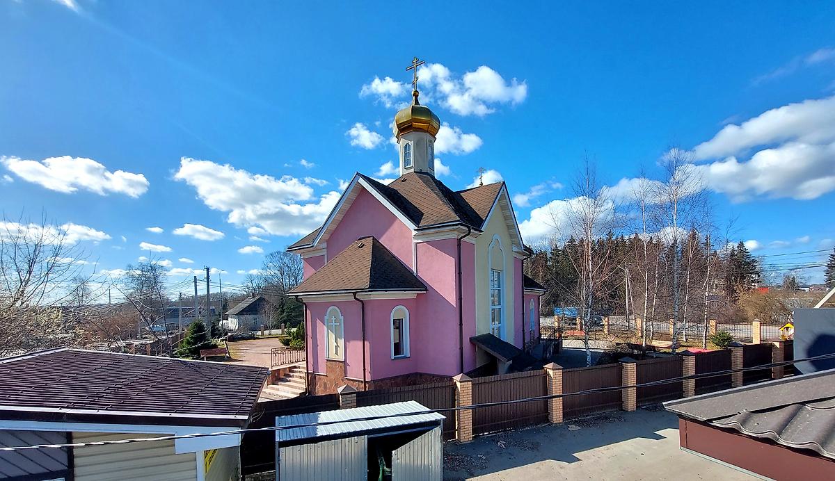 общий вид в ландшафте. Церковь Алексия царевича, Разбегаево (Ломоносовский район и г. Сосновый Бор, Ленинградская область)