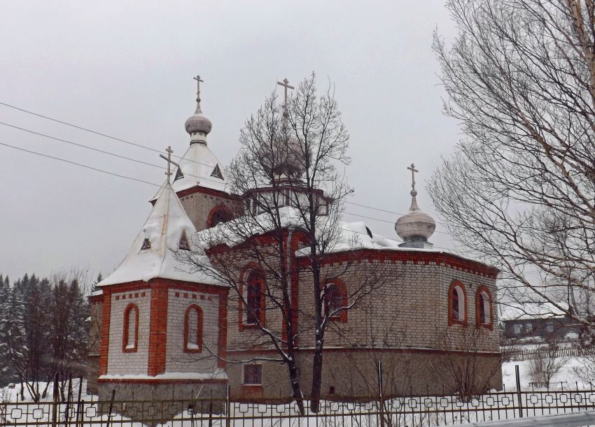 Омутнинск. Церковь Покрова Пресвятой Богородицы. общий вид в ландшафте