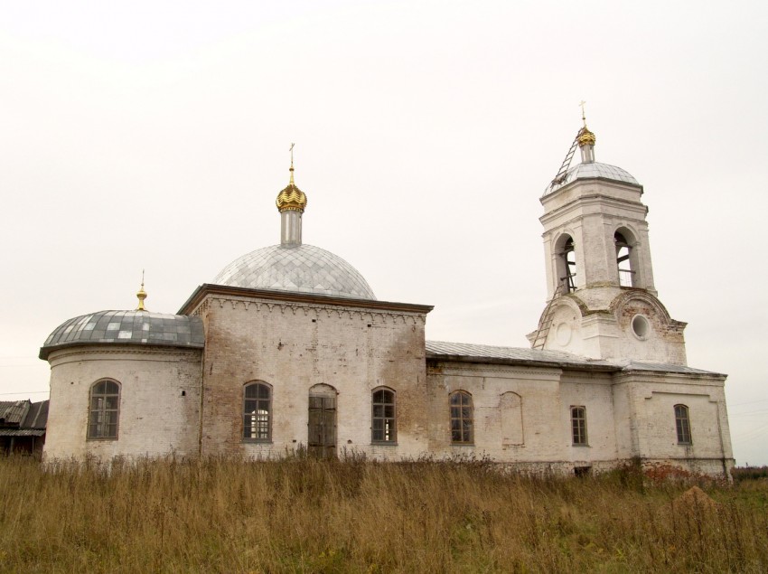 Уролка. Церковь Георгия Победоносца. общий вид в ландшафте