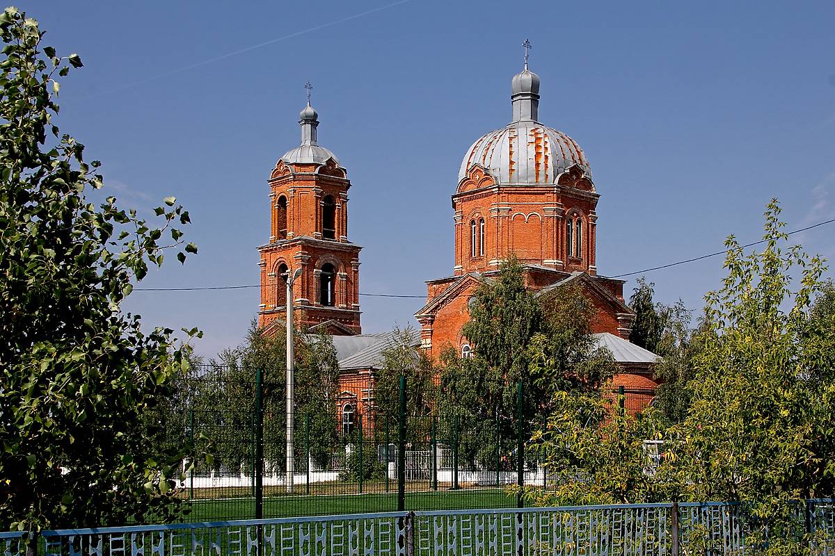 общий вид в ландшафте. Церковь Вознесения Господня, Слобода Архангельская (Новошешминский район, Республика Татарстан)