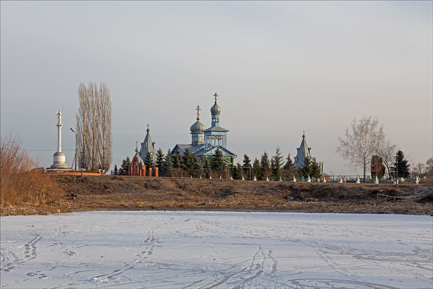 Дубовое. Церковь Михаила Архангела. общий вид в ландшафте