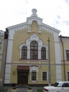 Домовая церковь Введения во храм Пресвятой Богородицы при Окружном женском духовном училище, Пристрой 1873 г в котором находилась церковь. Кресты в оформлении фасада и оставшаяся главка подчеркивают прежнее назначение здания.<br>, Вахитовский район, Казань, город, Республика Татарстан