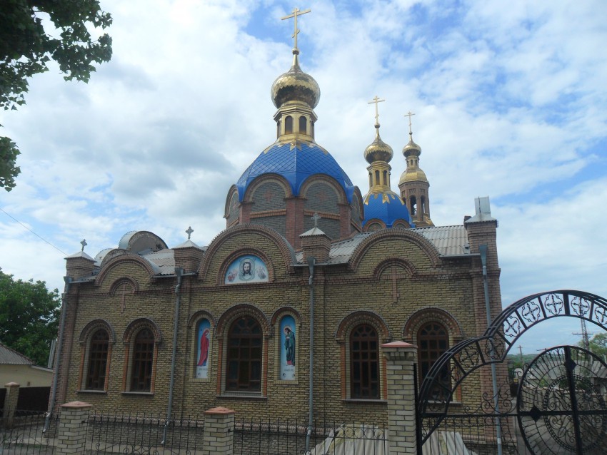 Собор Трех Святителей, Лутугино (Лутугинский район, Украина, Луганская область). общий вид в ландшафте