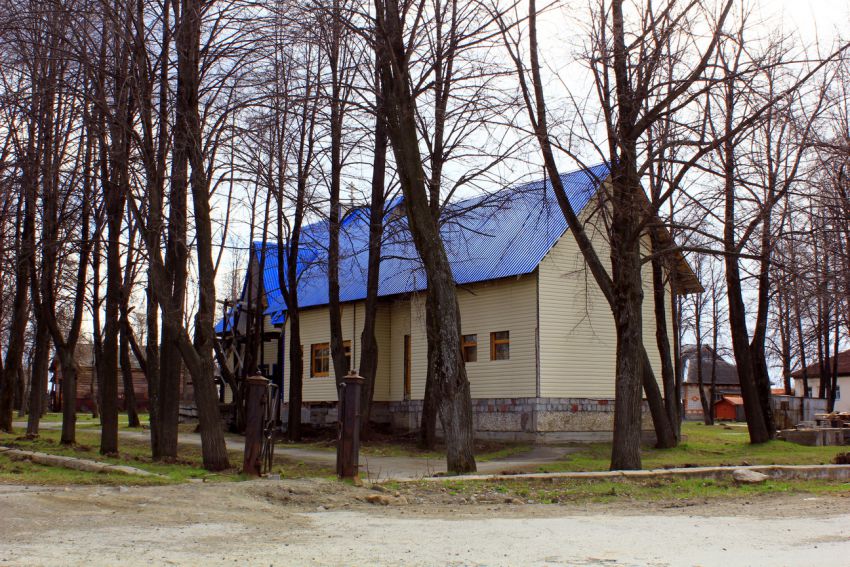 Церковь Покрова Пресвятой Богородицы (новая), Баранчинский (Кушва (Кушвинский ГО и ГО Верхняя Тура), Свердловская область). общий вид в ландшафте
