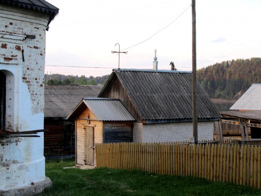 Неизвестная часовня, Бобровское (Нюксенский район, Вологодская область). фасады, вид с юго-запада, слева - алтарная апсида Воскресенской церкви