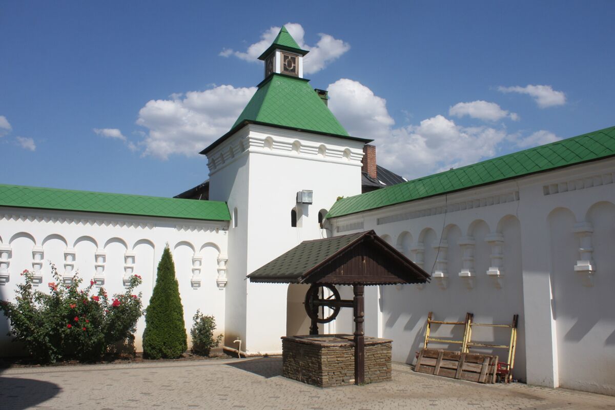 Церковь Николая Чудотворца, Кавказская (Кавказский район, Краснодарский край). дополнительная информация, Церковная ограда с башней
