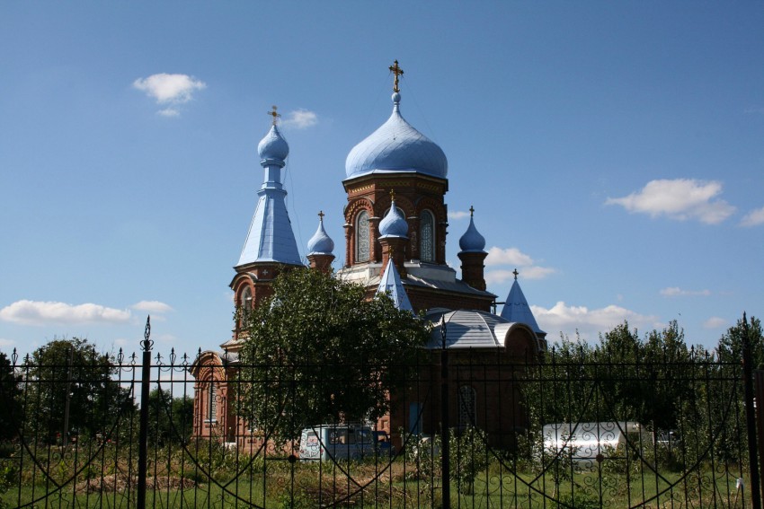 Казанская. Церковь Троицы Живоначальной. общий вид в ландшафте