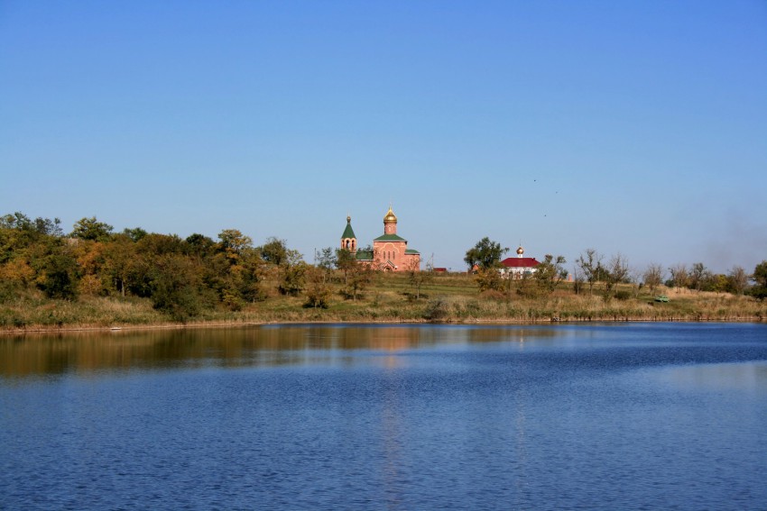 Церковь Михаила Архангела, Новомихайловское (Красногвардейский район, Ставропольский край). общий вид в ландшафте