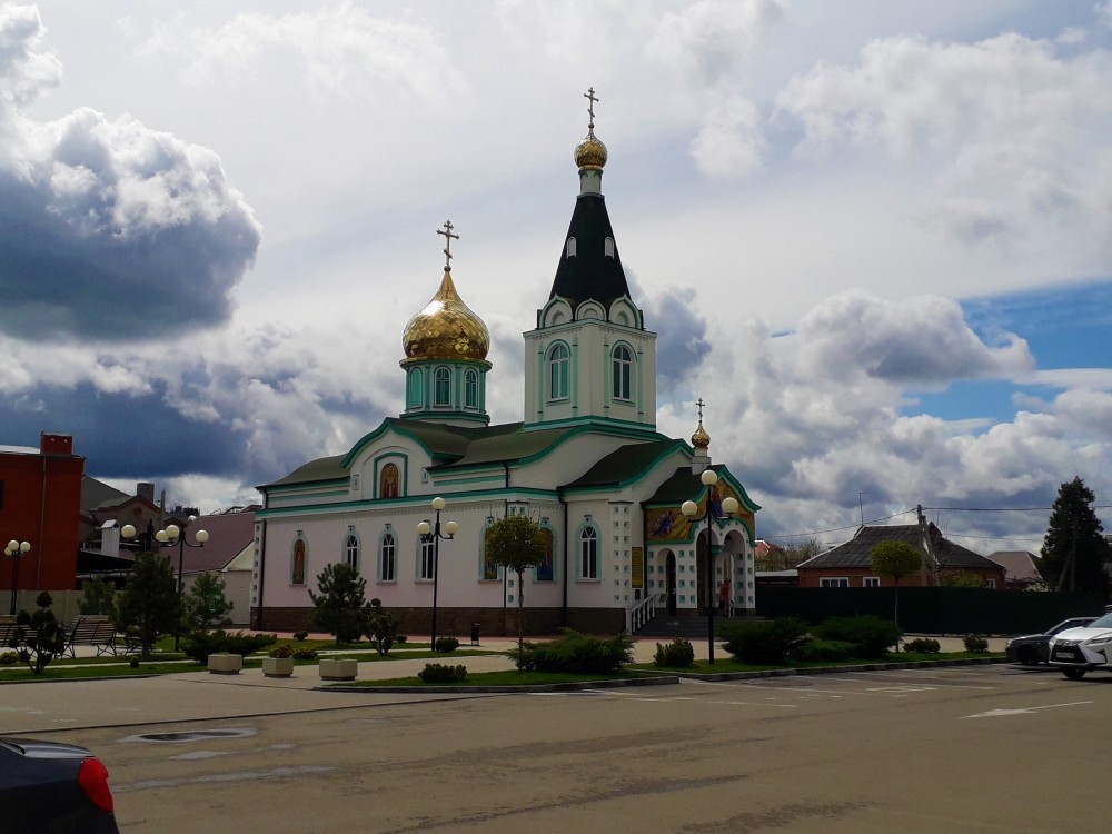 Динская. Церковь Троицы Живоначальной. общий вид в ландшафте