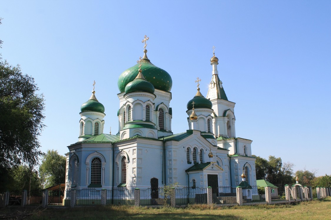 Красногвардейское. Церковь Троицы Живоначальной. фасады, На куполах установлены новые кресты