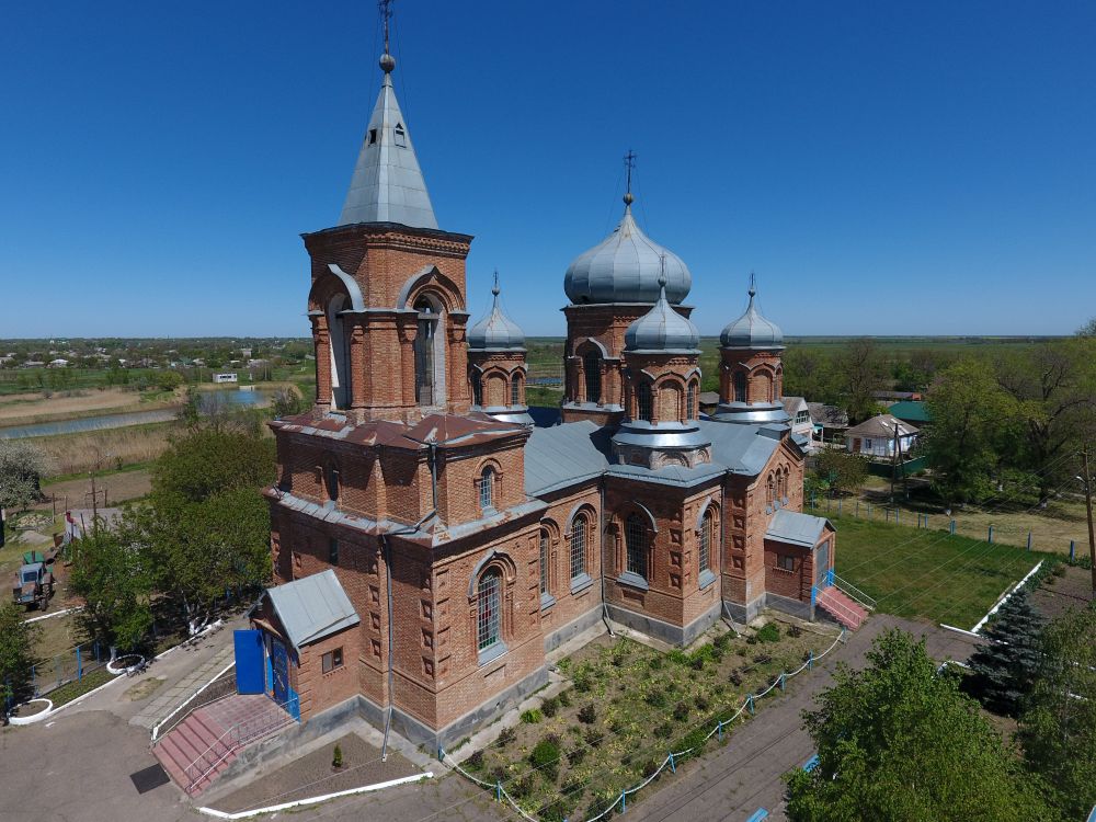 Церковь Успения Пресвятой Богородицы, Красногвардейское (Красногвардейский район, Ставропольский край). общий вид в ландшафте