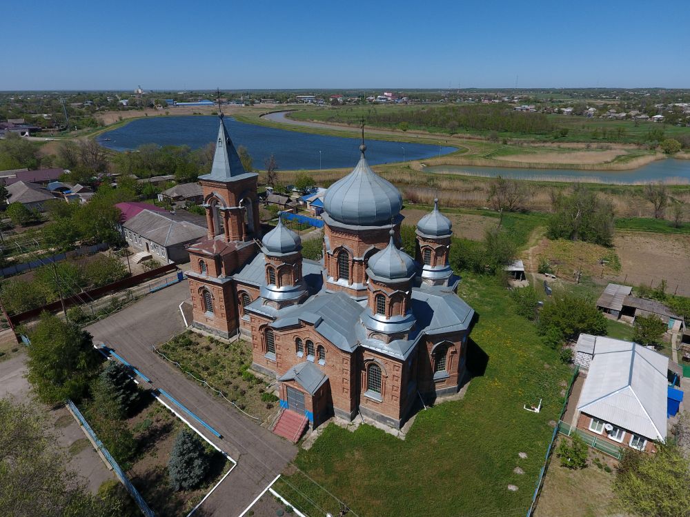 Красногвардейское. Церковь Успения Пресвятой Богородицы. общий вид в ландшафте