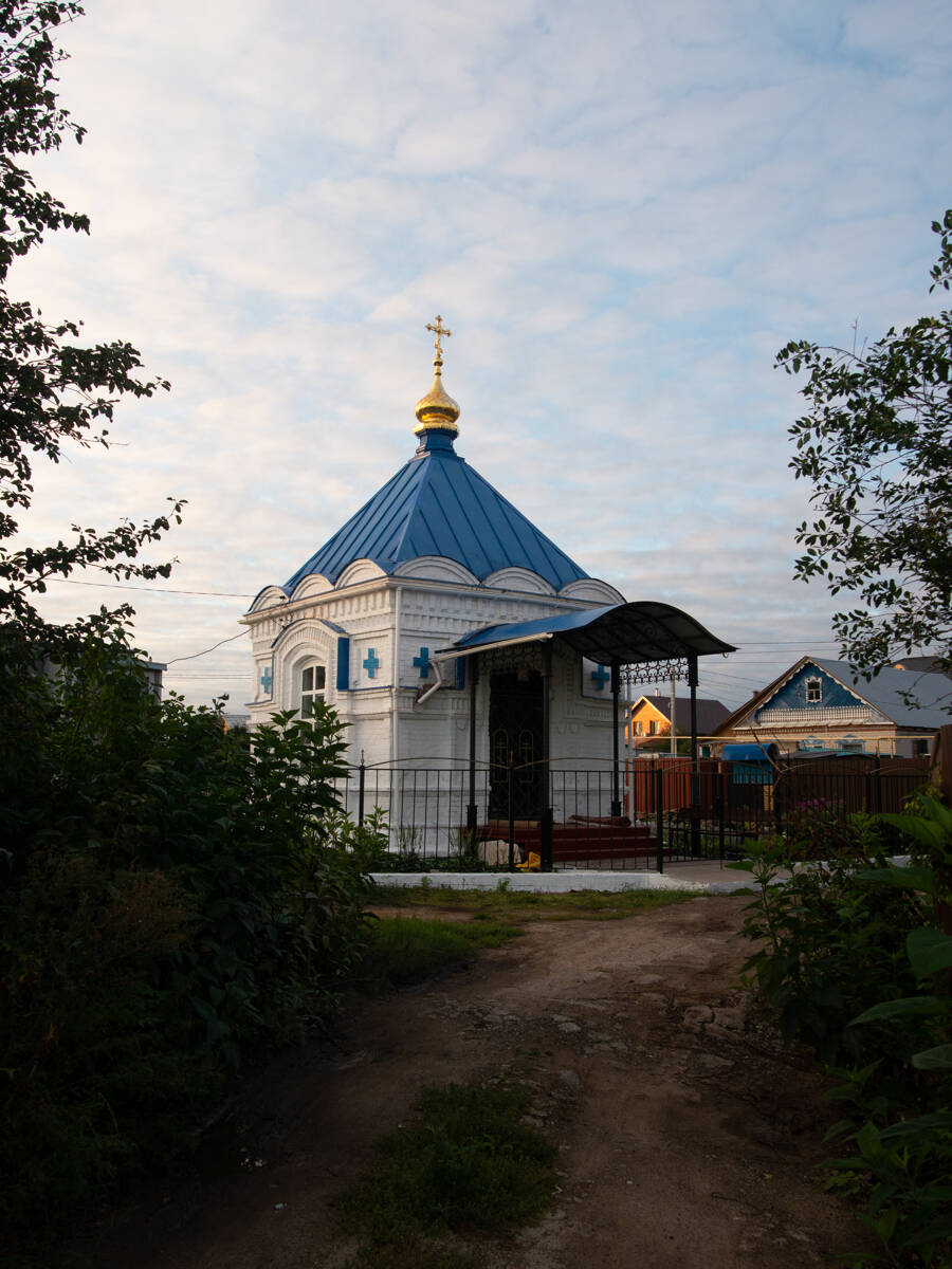 Часовня Успения Пресвятой Богородицы в Больших Клыках, Советский район (Казань, город, Республика Татарстан). общий вид в ландшафте