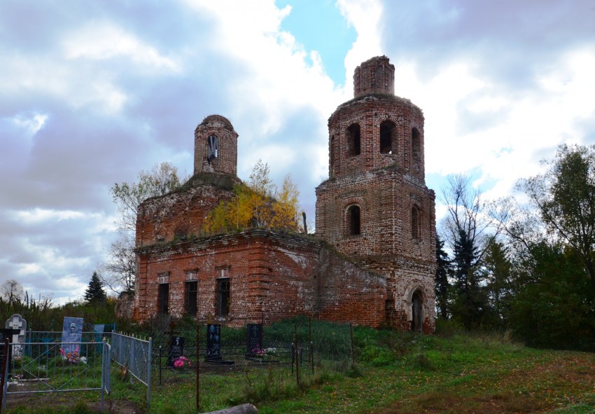 Сныхово. Церковь Троицы Живоначальной. общий вид в ландшафте