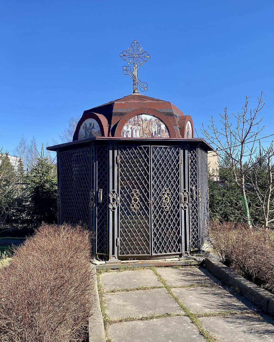 Источник на территории храма, дополнительная информация. Церковь Владимира равноапостольного, Коммунар (Гатчинский район, Ленинградская область)