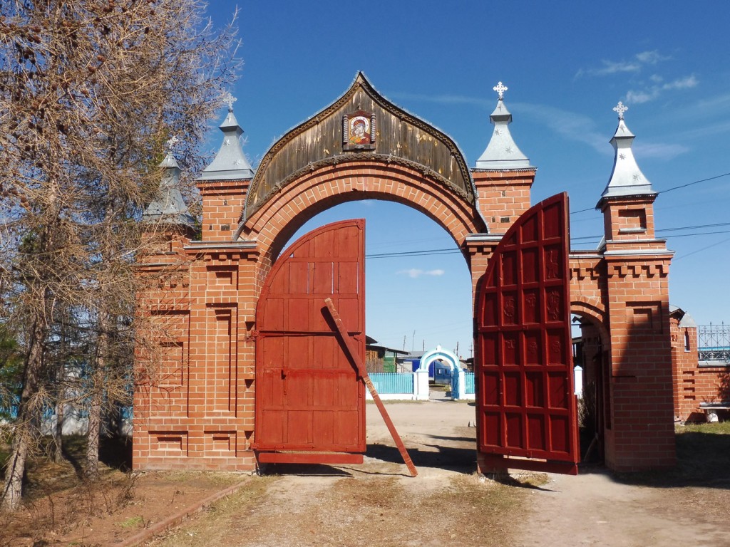 Боровское. Боровский монастырь Похвалы Божией Матери. фасады, Святые ворота. Вид с территории монастыря