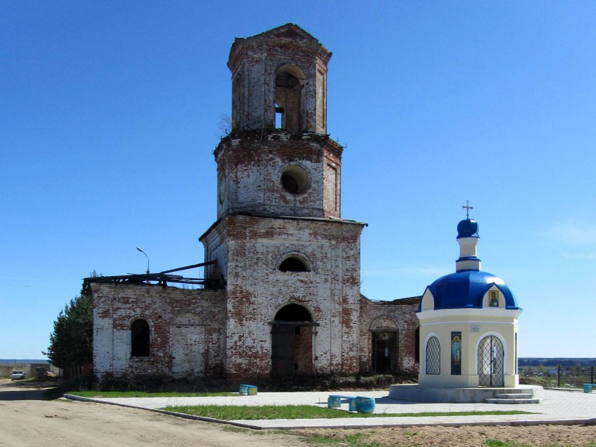 Часовня Покрова Пресвятой Богородицы на Красной горе, Великий Устюг (Великоустюгский район, Вологодская область). общий вид в ландшафте, с северо-запада, на фоне Покровской Красногорской церкви
