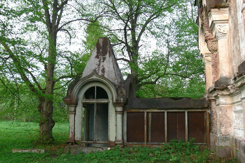 Церковь Екатерины, Льзи (Маловишерский район, Новгородская область). архитектурные детали, Вход в усыпальницу