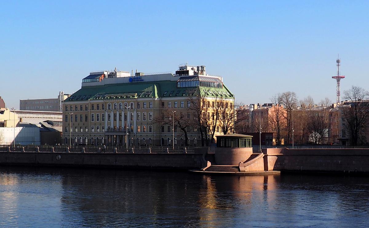 общий вид в ландшафте. Домовая церковь Георгия Победоносца при бывшей Георгиевской общине сестёр милосердия, Выборгский район (Санкт-Петербург, г. Санкт-Петербург)