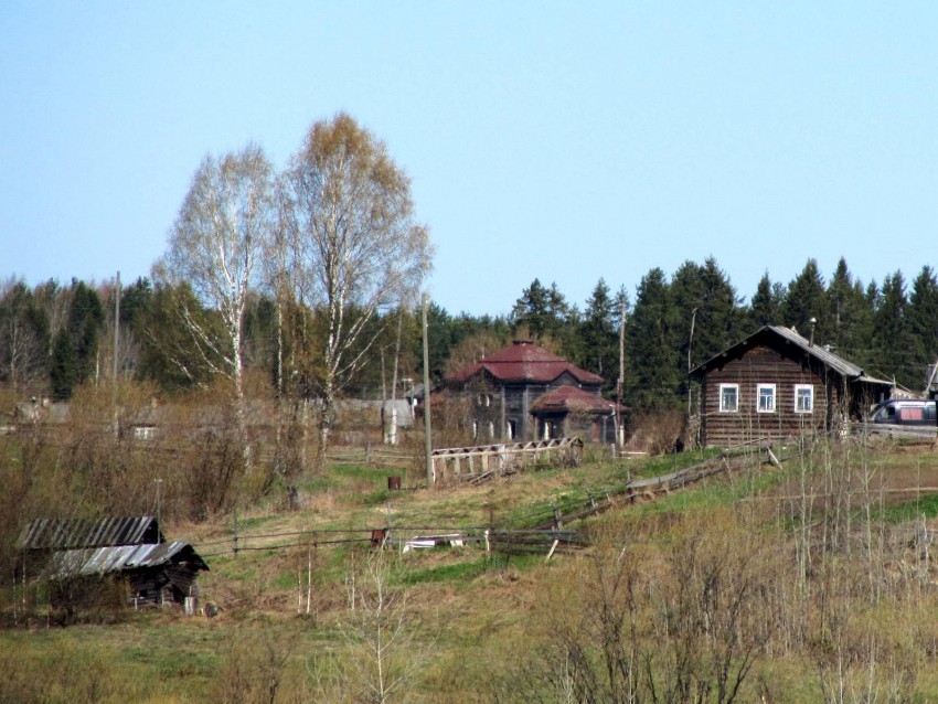 Новиково. Церковь Благовещения Пресвятой Богородицы. общий вид в ландшафте, Вид с Вычегды, с юго-востока. Здание церкви под крашеной крышей в километре от реки.