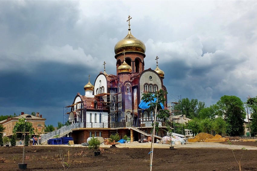 Шолоховский. Церковь Виктора Никомидийского. общий вид в ландшафте, храм строится