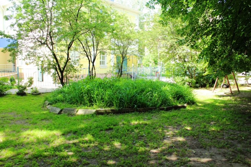 Церковь Михаила Архангела, Калуга (Калуга, город, Калужская область). художественные фотографии, На месте клумбы во дворе дома ранее располагался чудотворный Архангельский источник, ныне заключеный в подземную трубу.