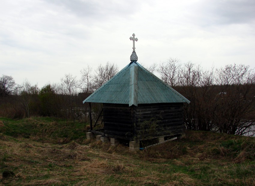 Часовня Тихвинской иконы Божией Матери, Новый Луцк (Кингисеппский район, Ленинградская область). общий вид в ландшафте