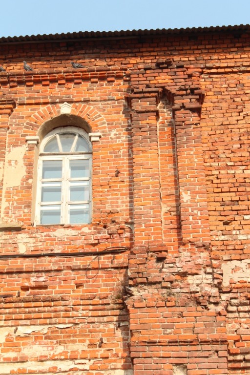 Церковь Вознесения Господня, Белёв (Белёвский район, Тульская область). архитектурные детали, Окно верхнего этажа и пилястры южного фасада