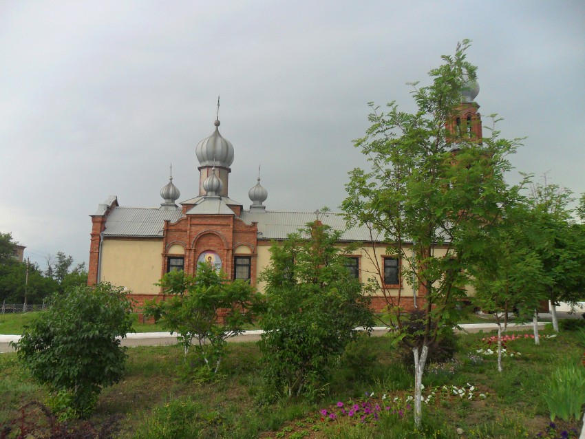 Луганск. Церковь Димитрия Солунского. общий вид в ландшафте