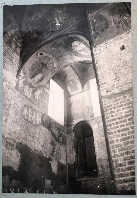 Троицкий Калязинский Макарьевский монастырь, Калязин (Калязинский район, Тверская область). архивная фотография, Интерьер. Стены Троицкого собора после снятия фресок. Фото 1940 г. из коллекции ГНИМА (https://goskatalog.ru/portal/#/collections?id=31959619)
