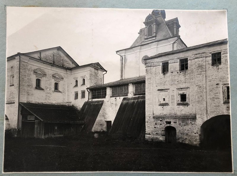 Троицкий Калязинский Макарьевский монастырь, Калязин (Калязинский район, Тверская область). архивная фотография, Вид на трапезную и надвратную церковь со стороны хозяйственного дворика.  Фото 1940 г. из коллекции ГНИМА (https://goskatalog.ru/portal/#/collections?id=31965958)