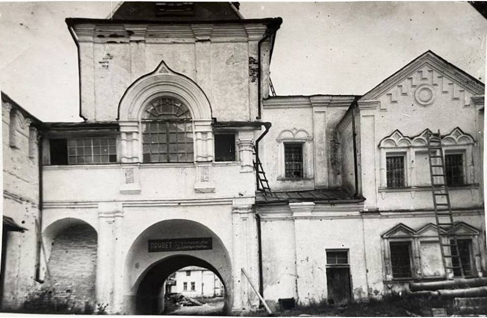 Троицкий Калязинский Макарьевский монастырь, Калязин (Калязинский район, Тверская область). архивная фотография, Надвратная церковь Преподобного Макария. Южный фасад. Фото 1937 г. из коллекции ГНИМА. 
 (ГК № 65028447)