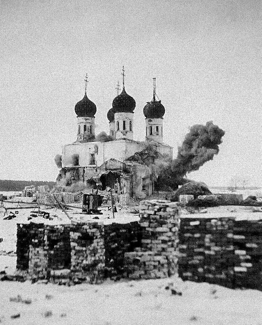 Снос Троицкого собора. 1940 г. Государственный музей архитектуры им. А. В. Щусева., архивная фотография. Троицкий Калязинский Макарьевский монастырь, Калязин (Калязинский район, Тверская область)
