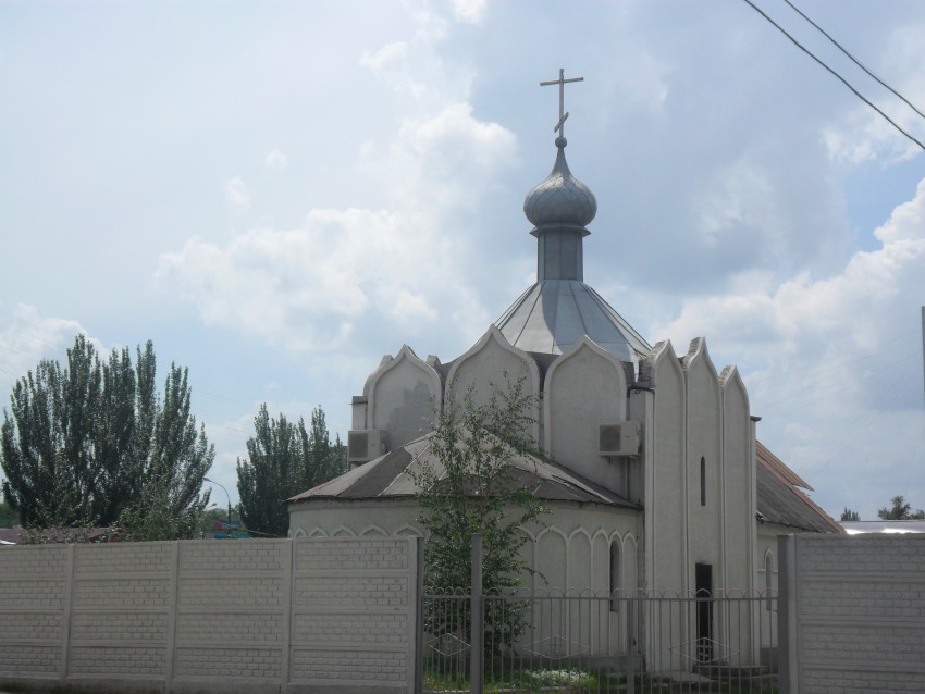 Луганск. Церковь Иоанна Златоуста. общий вид в ландшафте