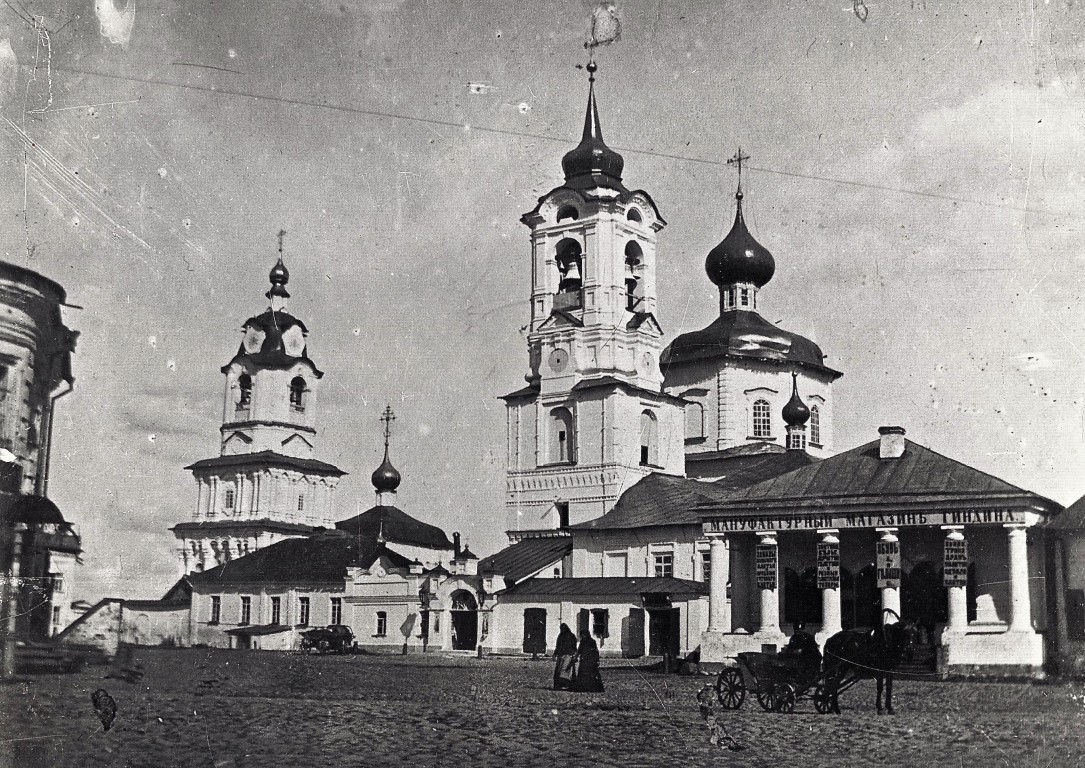 Церковь Михаила Архангела, Торопец (Торопецкий район, Тверская область). архивная фотография, Справа Входоиерусалимская (Пятницкая) церковь. фото 1909—1910 с сайта https://pastvu.com/p/292987
